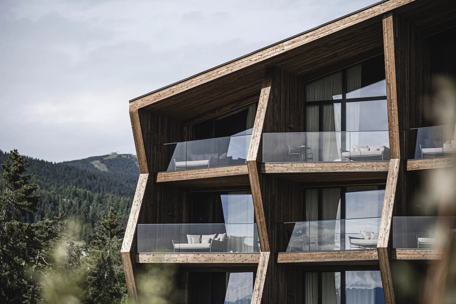 Facciata in legno di AEON sul Renon progettata da noa, con balconi aperti sul bosco