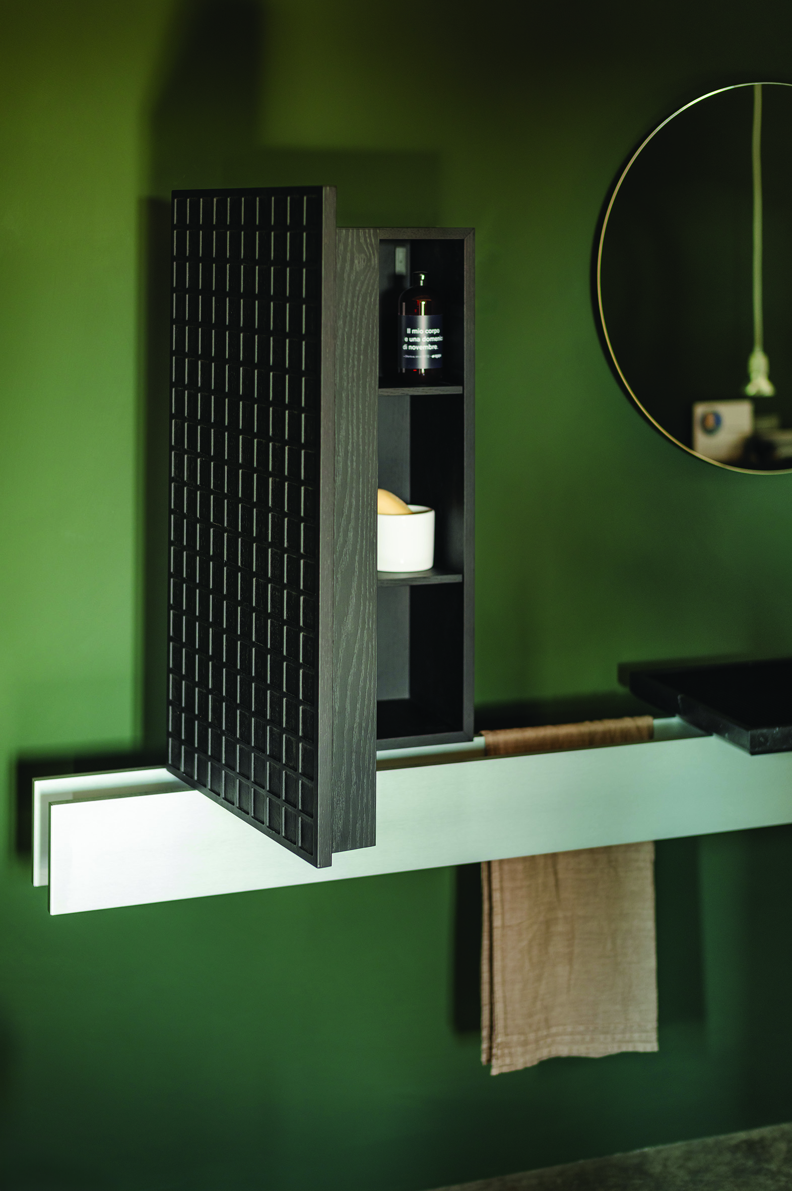 Contenitore bagno Agape aperto su una parete verde