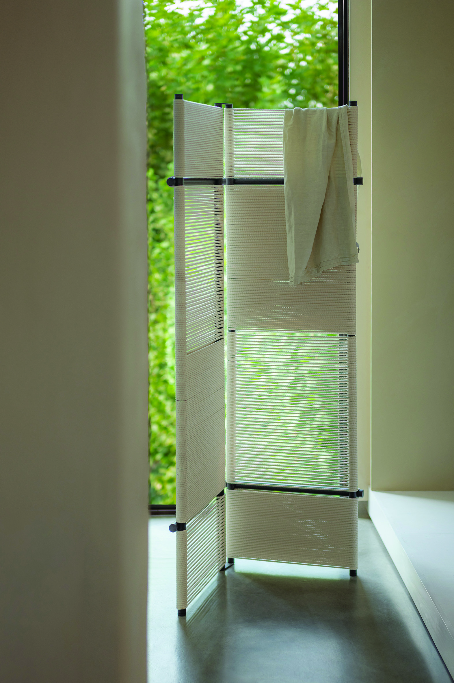 Elemento divisorio leggero in un ambiente bagno Agape