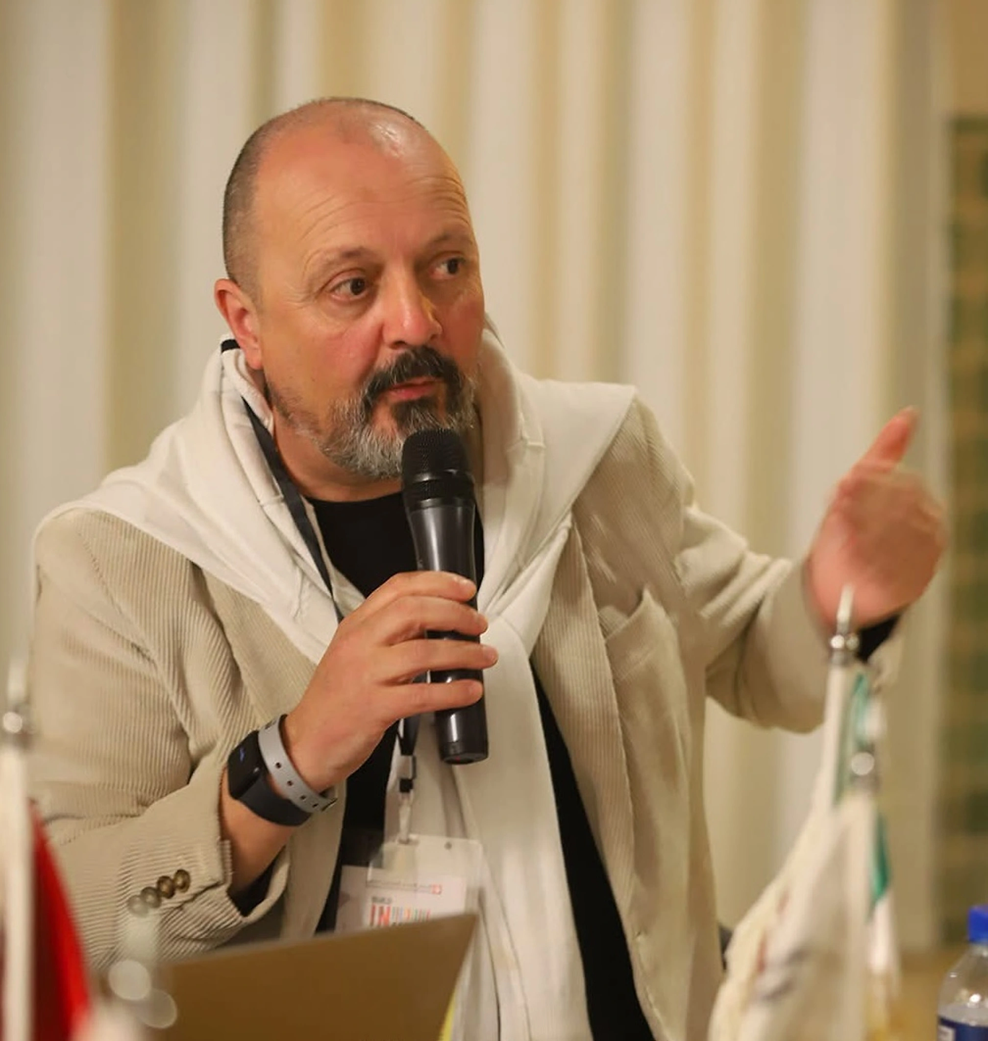 Antonio De Antonis durante un intervento per il progetto MIA