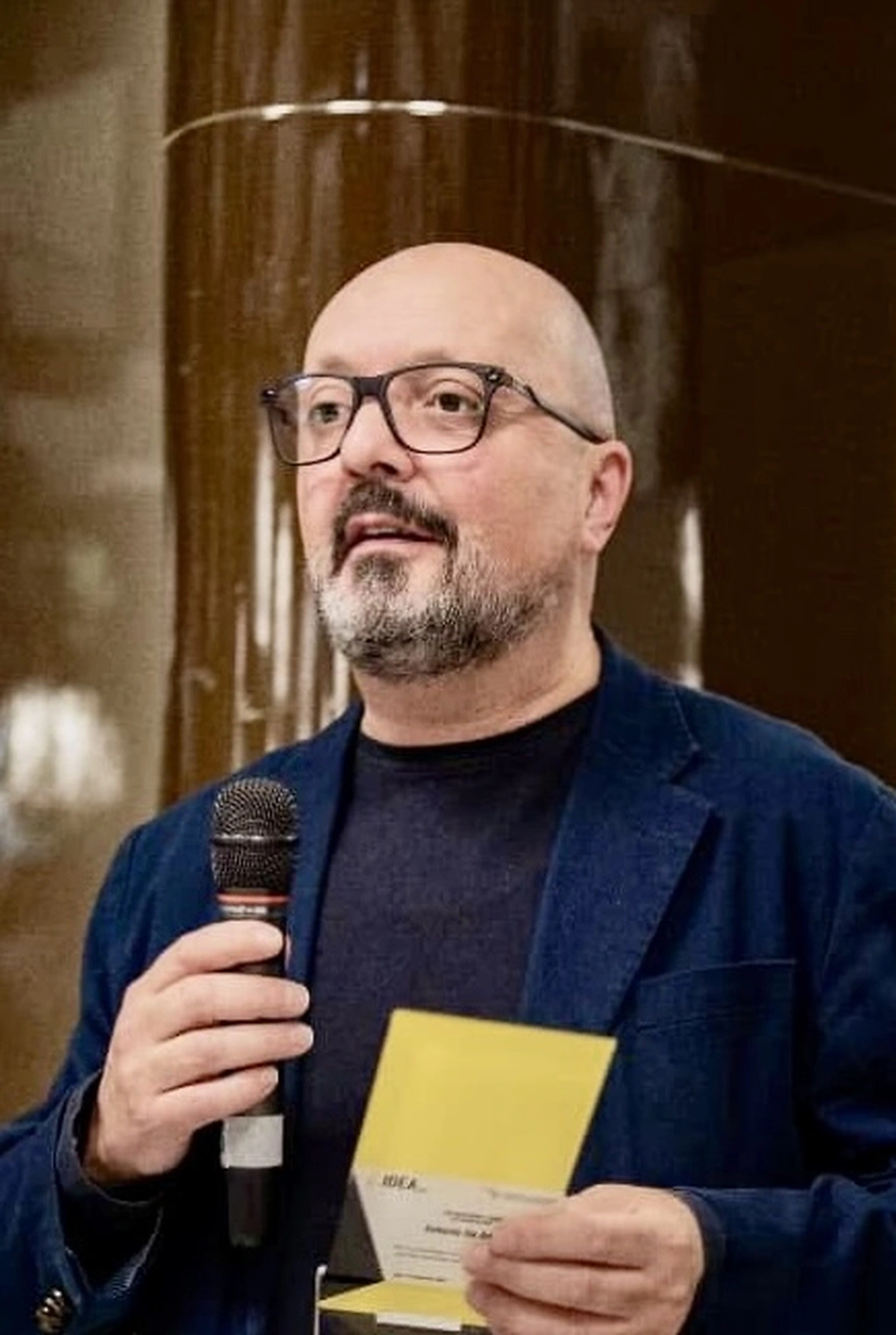 Antonio De Antonis durante una premiazione a Bari
