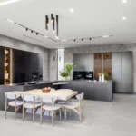 Cucina con zona pranzo, grandi superfici di pavimento e finiture chiare