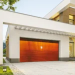 Villa contemporanea con porta da garage integrata nella facciata