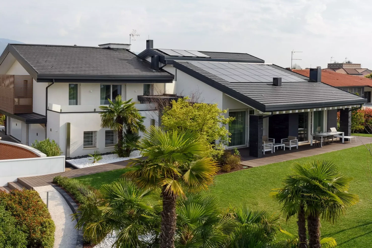 Residential building with a tiled roof and garden in Parma