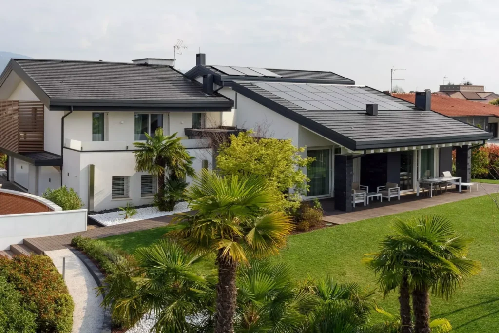 Edificio residenziale con copertura in tegole e giardino a Parma