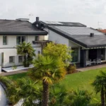 Edificio residenziale con copertura in tegole e giardino a Parma