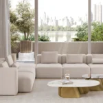 Soggiorno luminoso con pareti chiare, soffitto lineare e grandi vetrate