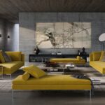 Soggiorno con pareti e soffitto in calcestruzzo a vista e sedute gialle