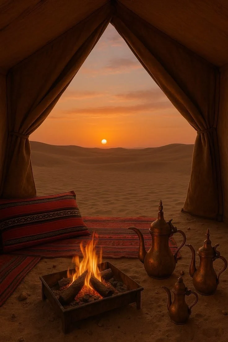 Tenda nel deserto al tramonto con tappeto, cuscini, braciere e caraffe in metallo, immagine di ispirazione per Base Camp