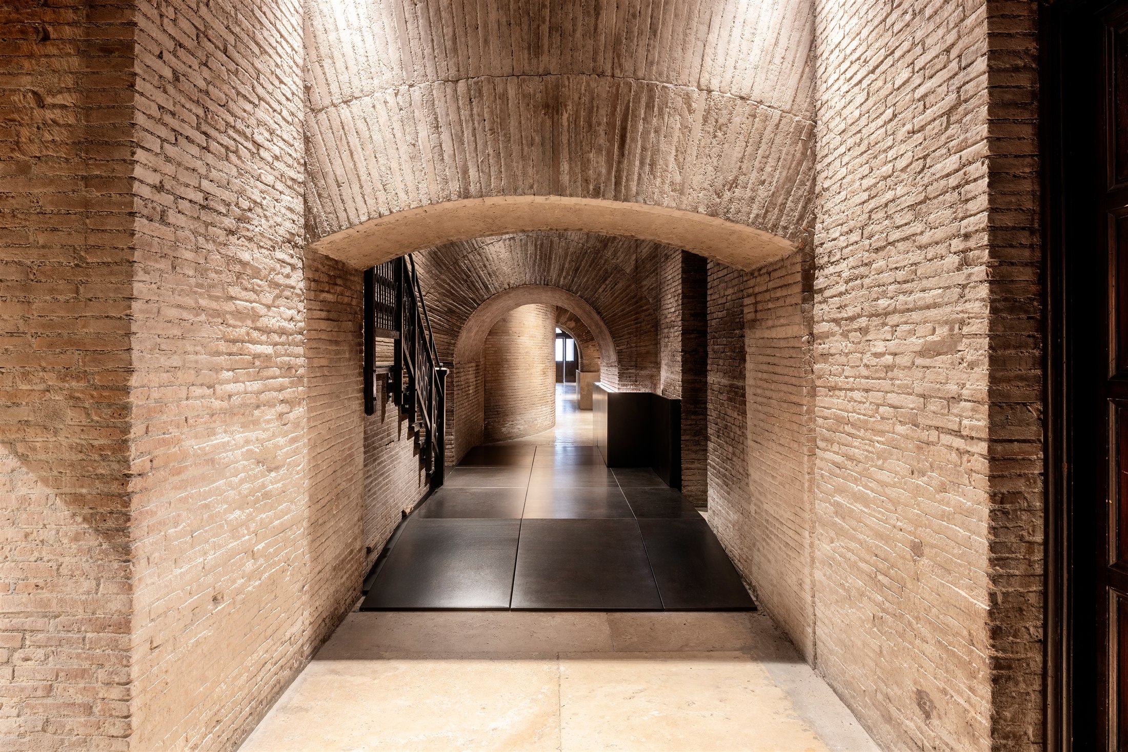 Passaggio tra le murature antiche di Beyond the Pantheon a Roma