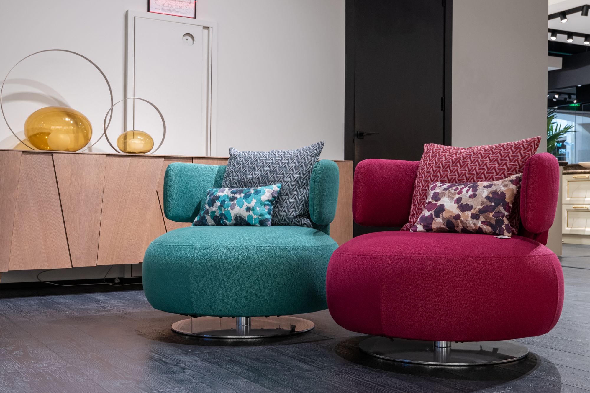 Poltrone blu e rosa cipria in soggiorno contemporaneo
