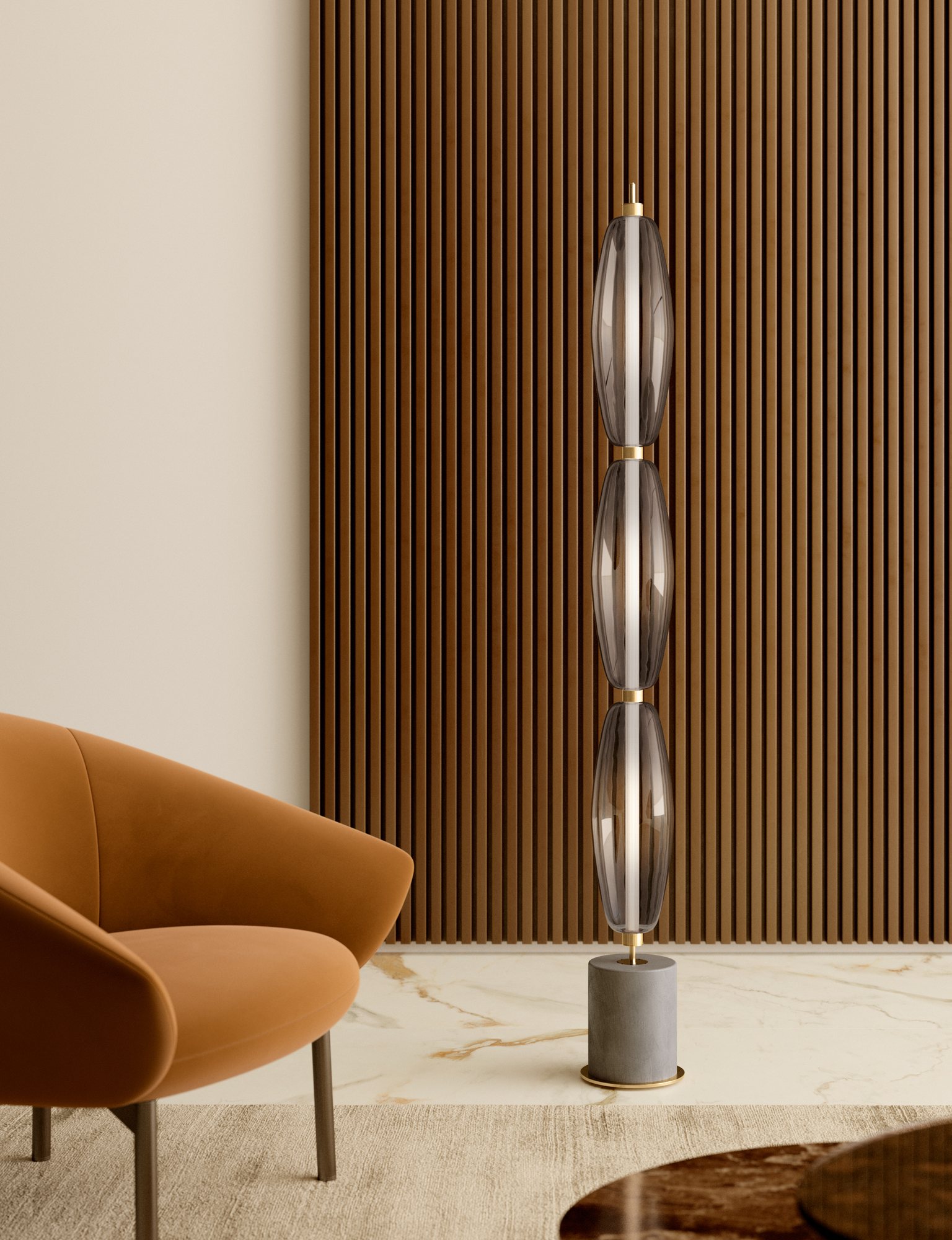 Lampada da terra Luxia di Bontempi con volumi in vetro fumé sovrapposti e base cilindrica, accanto a una poltrona arancione