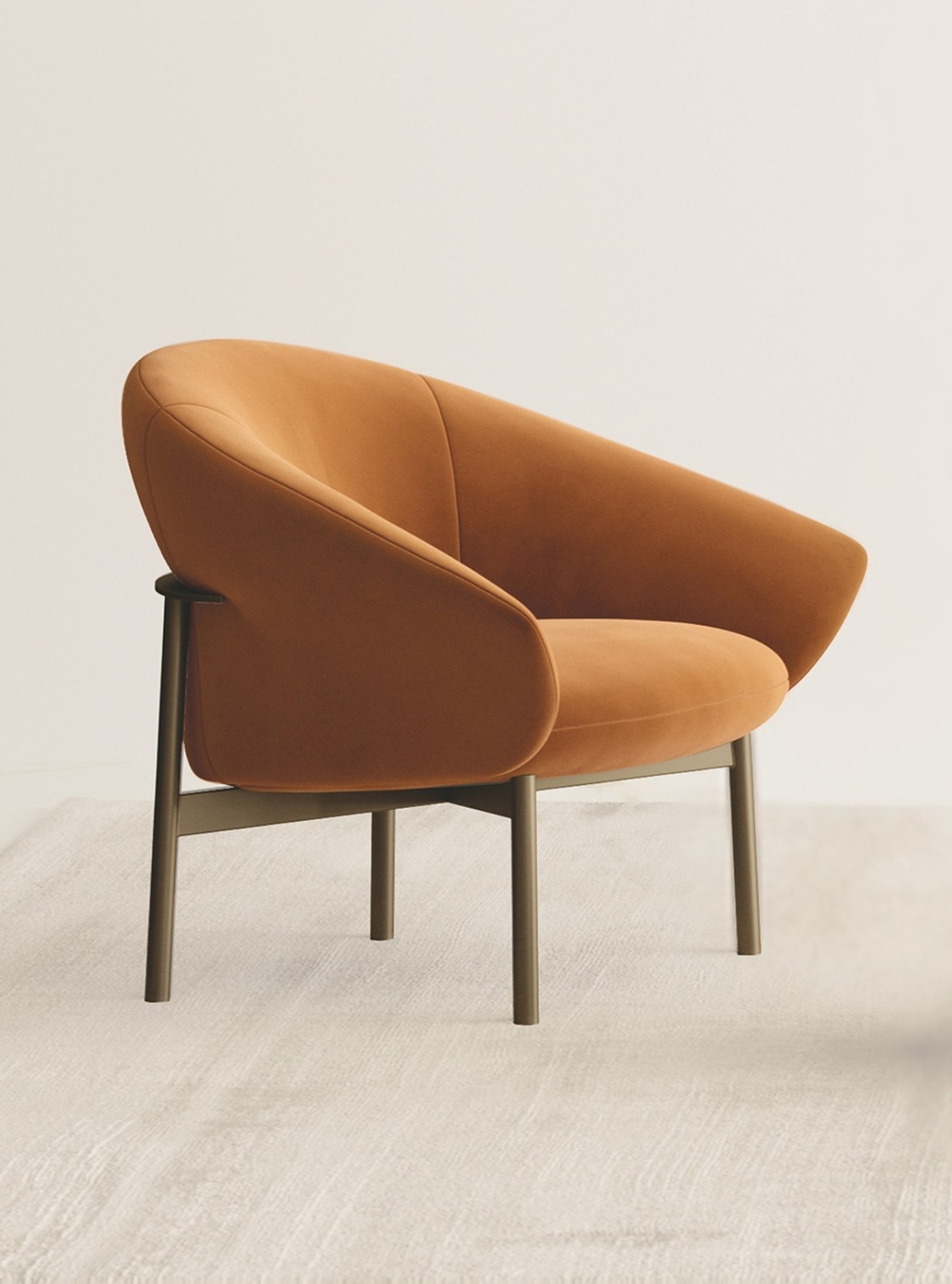 Poltrona Petra di Bontempi in velluto color cognac con base in metallo verniciato
