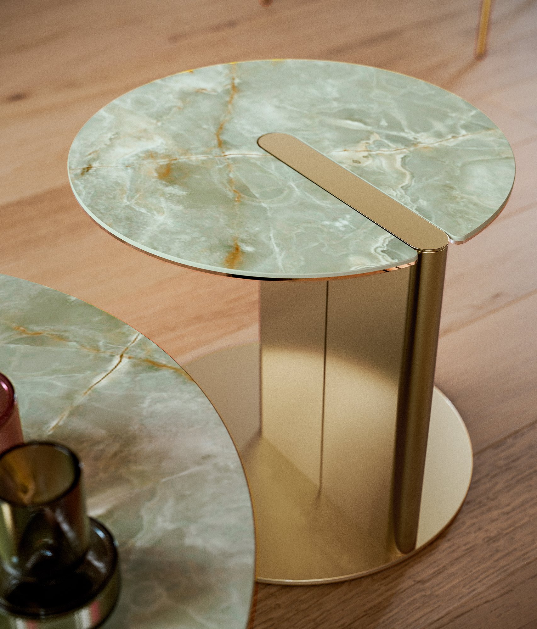 Tavolino Bolt di Bontempi con inserto metallico che emerge dal piano effetto onice verde