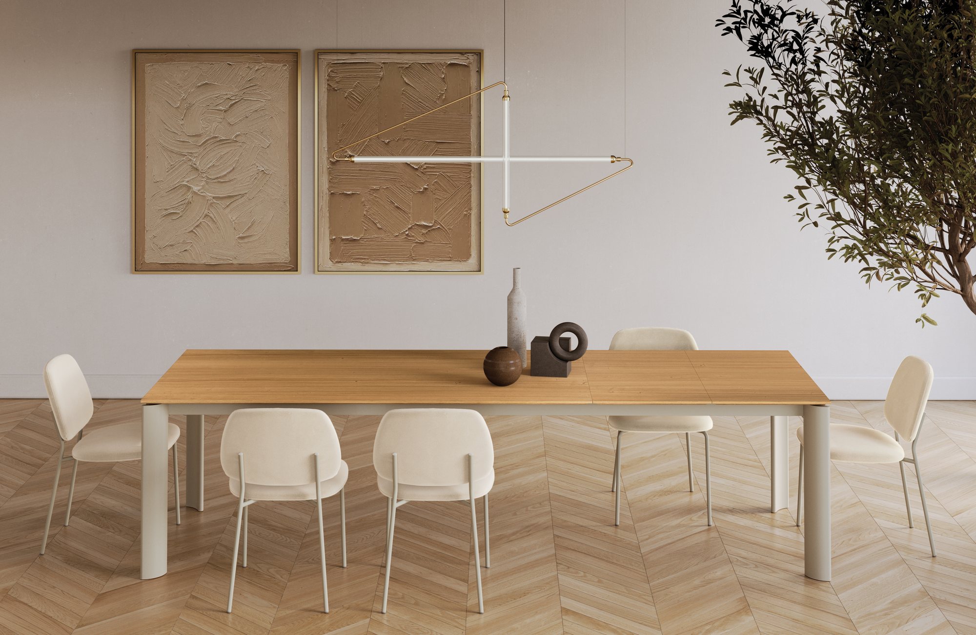 Tavolo allungabile Core di Bontempi con piano in legno, gambe concave e sedie imbottite chiare