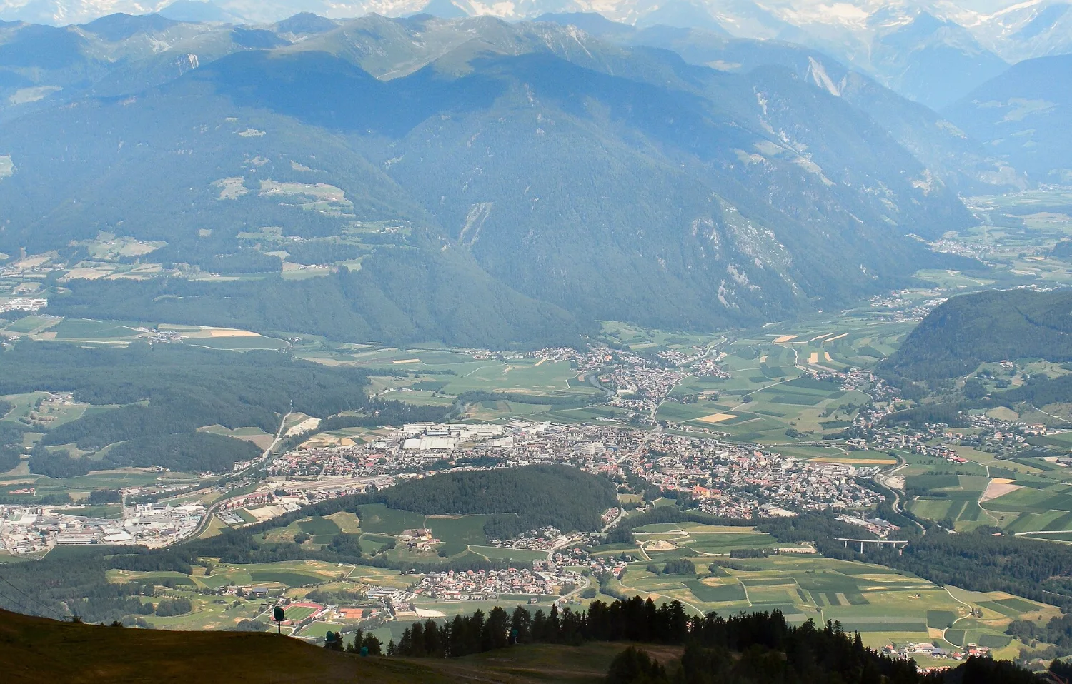 Panorama di Brunico con il castello vescovile sulla collina sopra la città vecchia