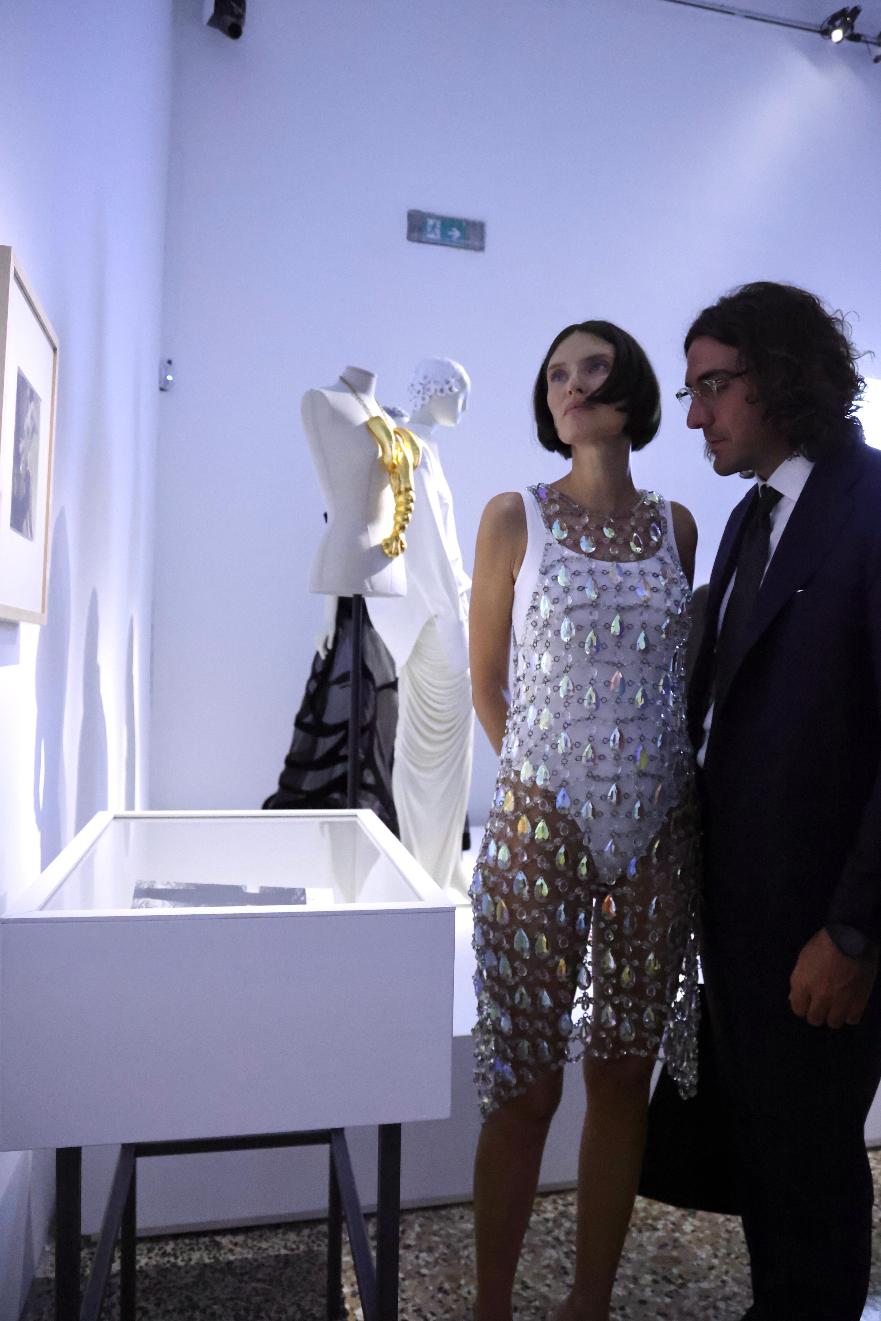 Visitatori osservano gli abiti della mostra Dalí e la Moda a Palazzo Reale Milano, allestimento con superfici Novacolor