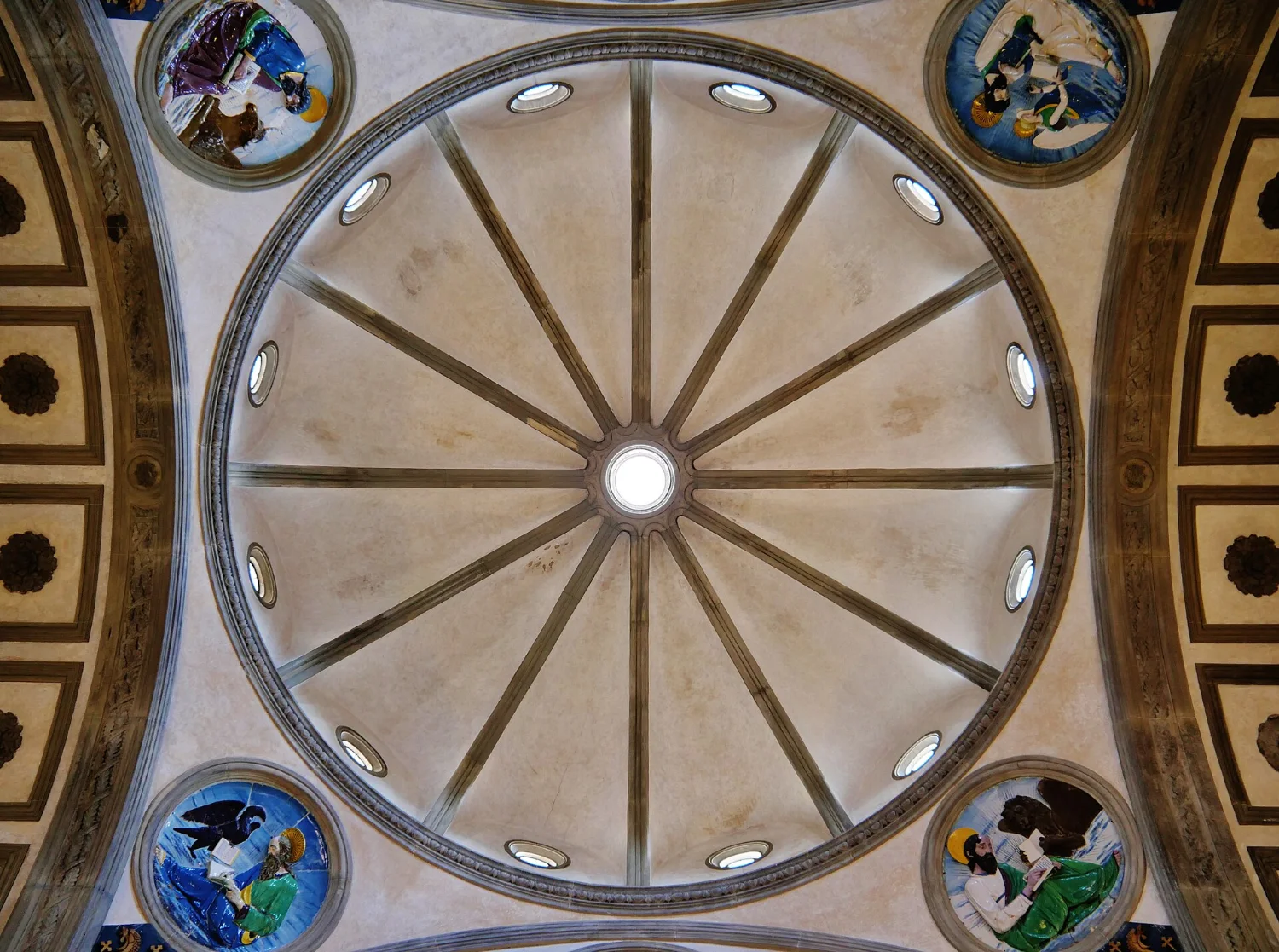 La cupola della Cappella dei Pazzi di Brunelleschi nel complesso di Santa Croce a Firenze