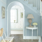 Ingresso con pareti in diverse sfumature Bone China Blue e consolle bianca