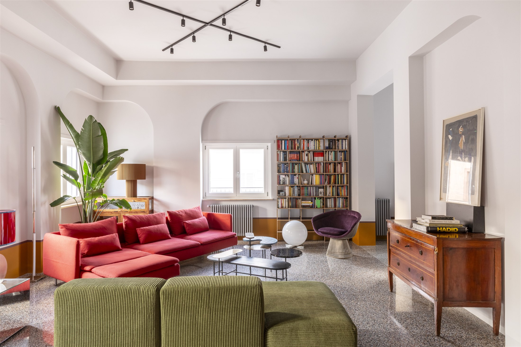 Living colorato di Casa Alkymia a Roma progettato da Punto Zero