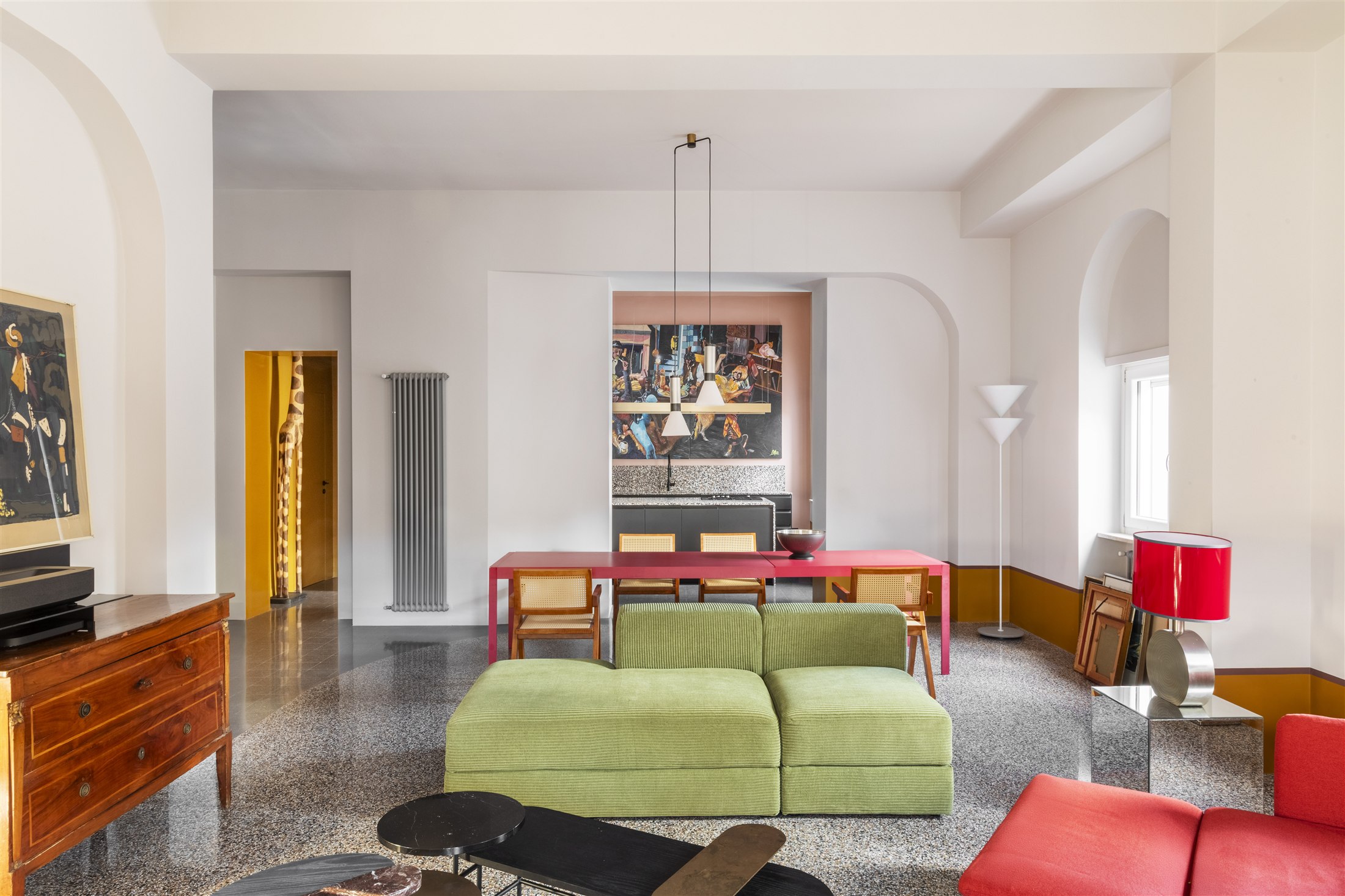 Zona giorno di Casa Alkymia con arredi e colori razionalisti