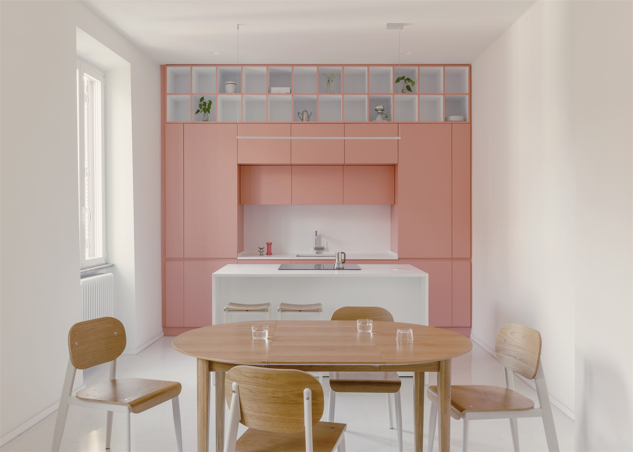 Cucina rosa di Casa Tahiti a Roma progettata da Margine