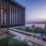Casa prefabbricata in legno contemporanea affacciata sul lago