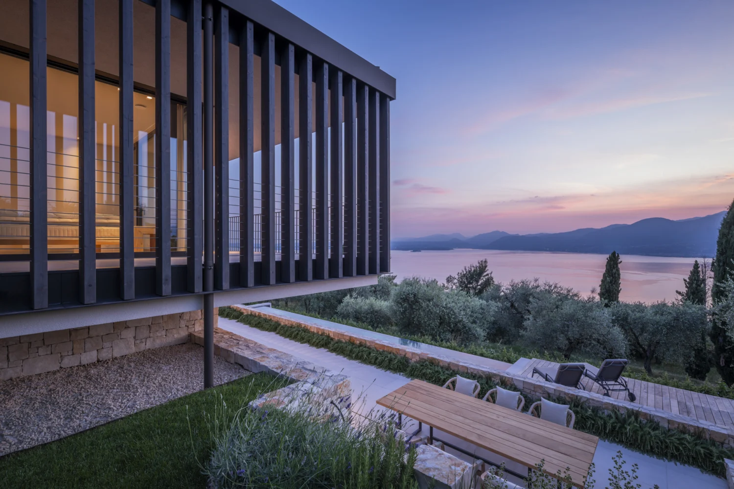 Casa prefabbricata in legno contemporanea affacciata sul lago