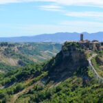 Civita di Bagnoregio e il ponte sulla Valle dei Calanchi, panorama. Foto: Mlauram / Wikimedia Commons, CC BY-SA 4.0