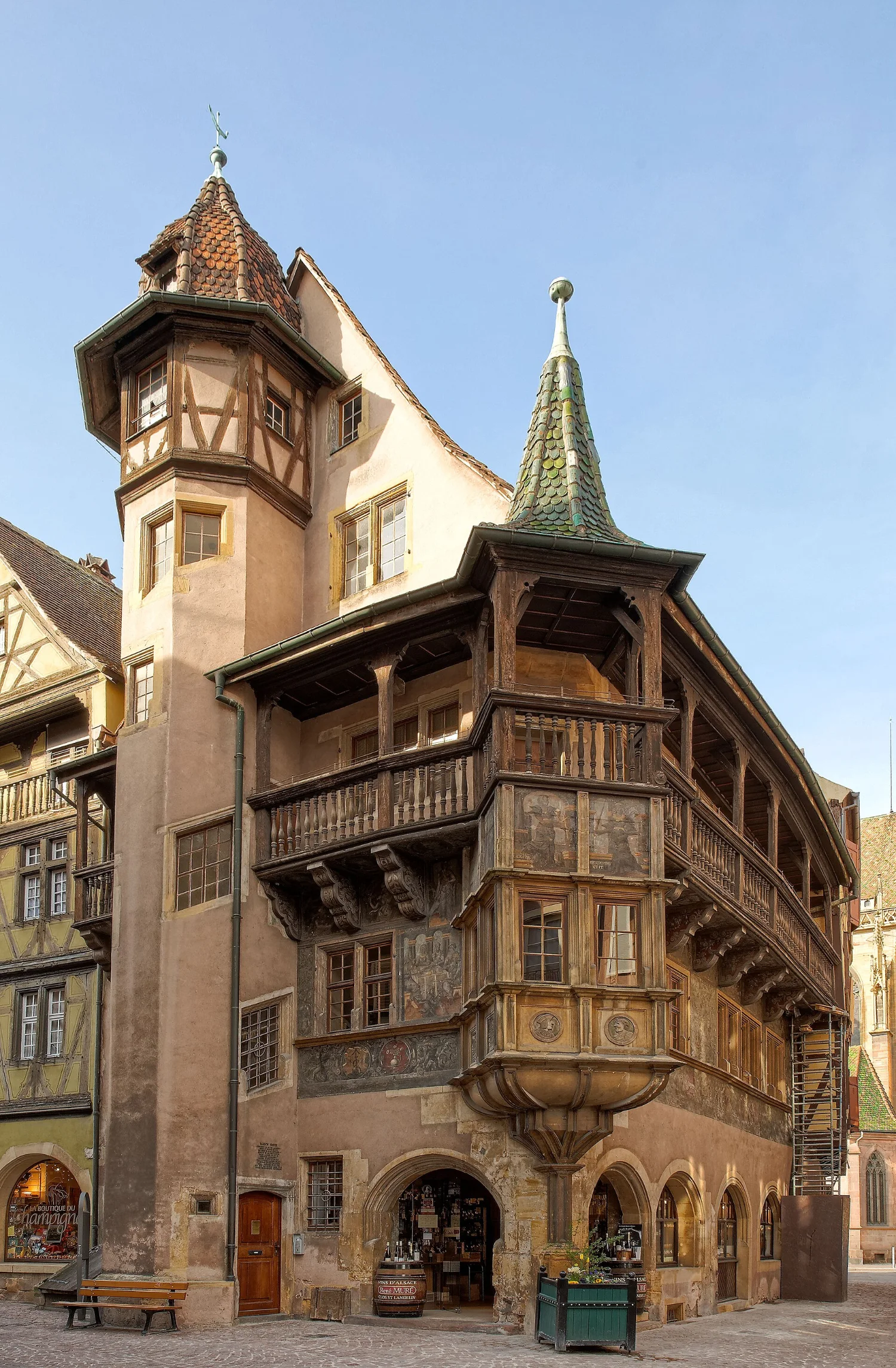 La Maison Pfister di Colmar con il bovindo d'angolo e la galleria in legno dipinta