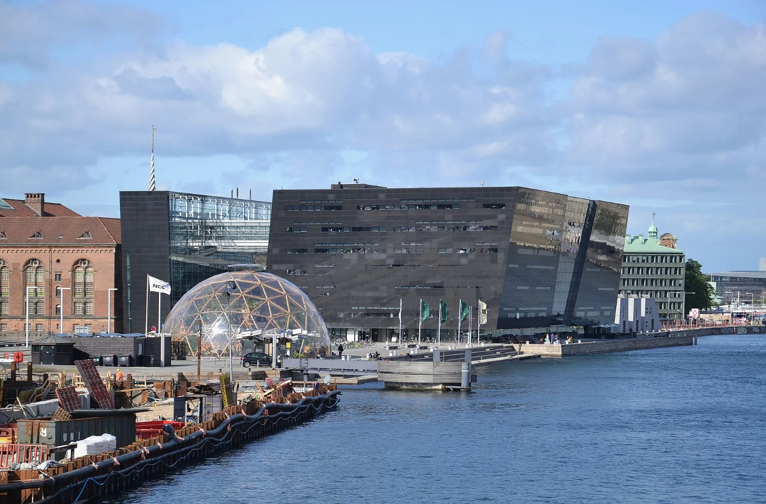 Il Diamante Nero della Biblioteca Reale di Copenaghen rivestito di granito scuro sul porto