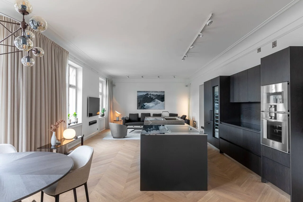 Cucina Binova contemporanea con isola aperta sul living