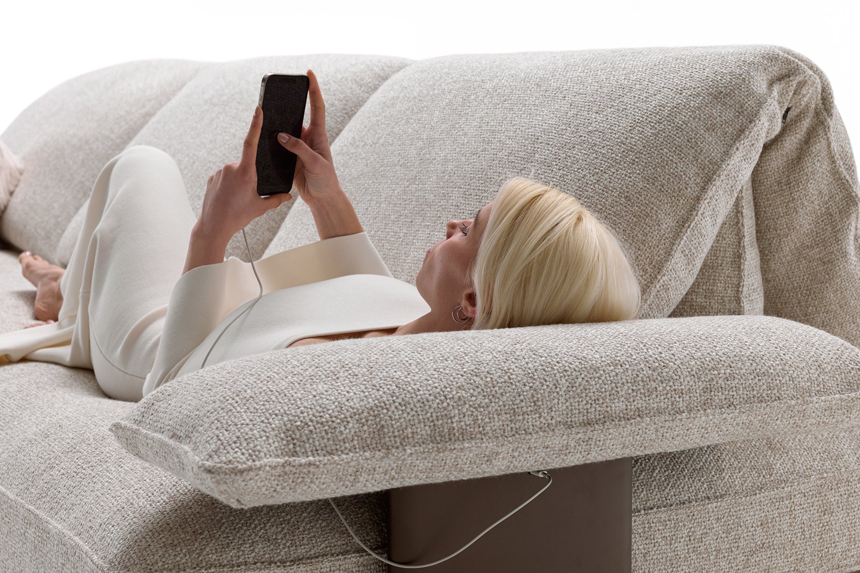 Divano David di BertO, seduta relax con bracciolo in piuma e porta USB-C