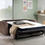 Divano letto dalle forme avvolgenti in un soggiorno moderno