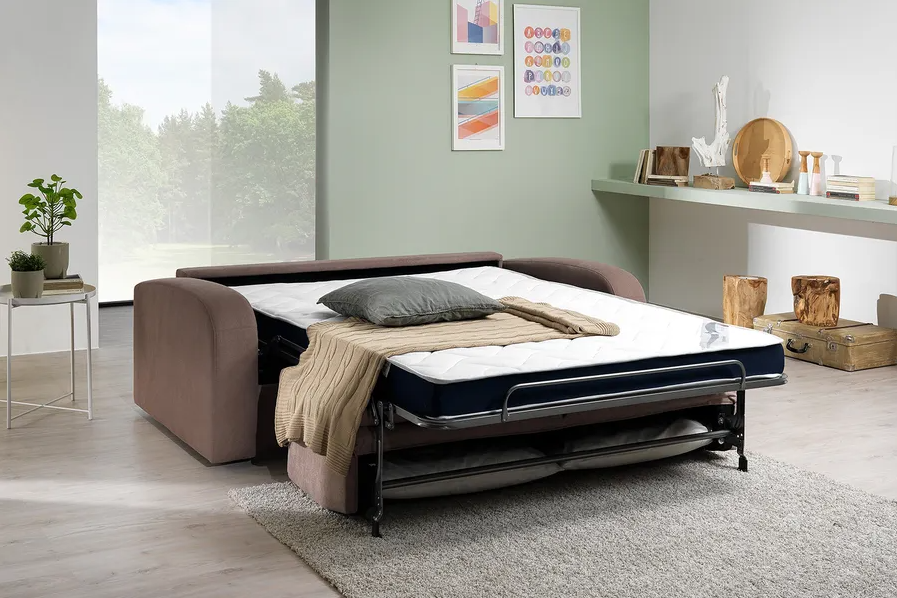 Divano letto dalle forme avvolgenti in un soggiorno moderno