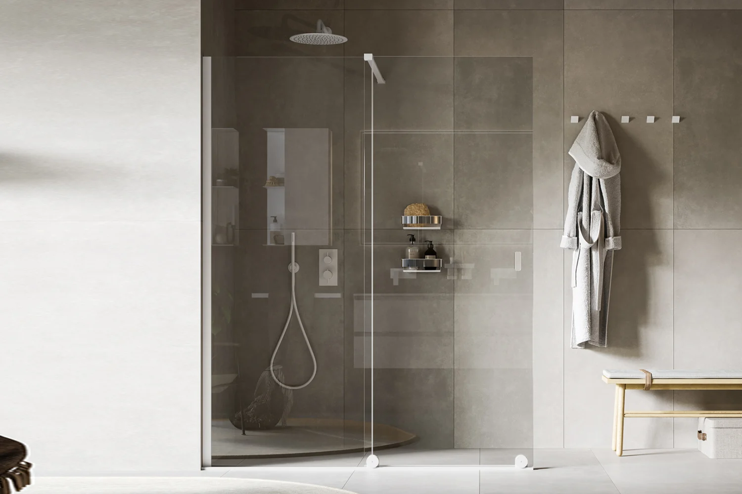 Parete in vetro trasparente con soffione a soffitto e rivestimento in grandi lastre grigie