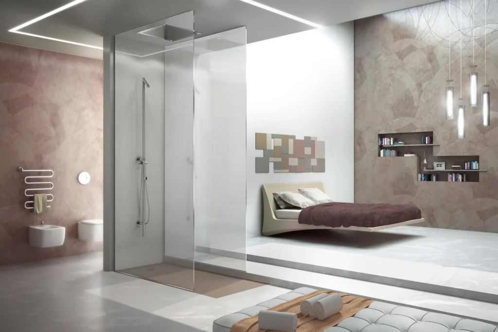 Doccia walk in con due lastre di vetro senza profili e soffione a soffitto in un bagno aperto sulla camera