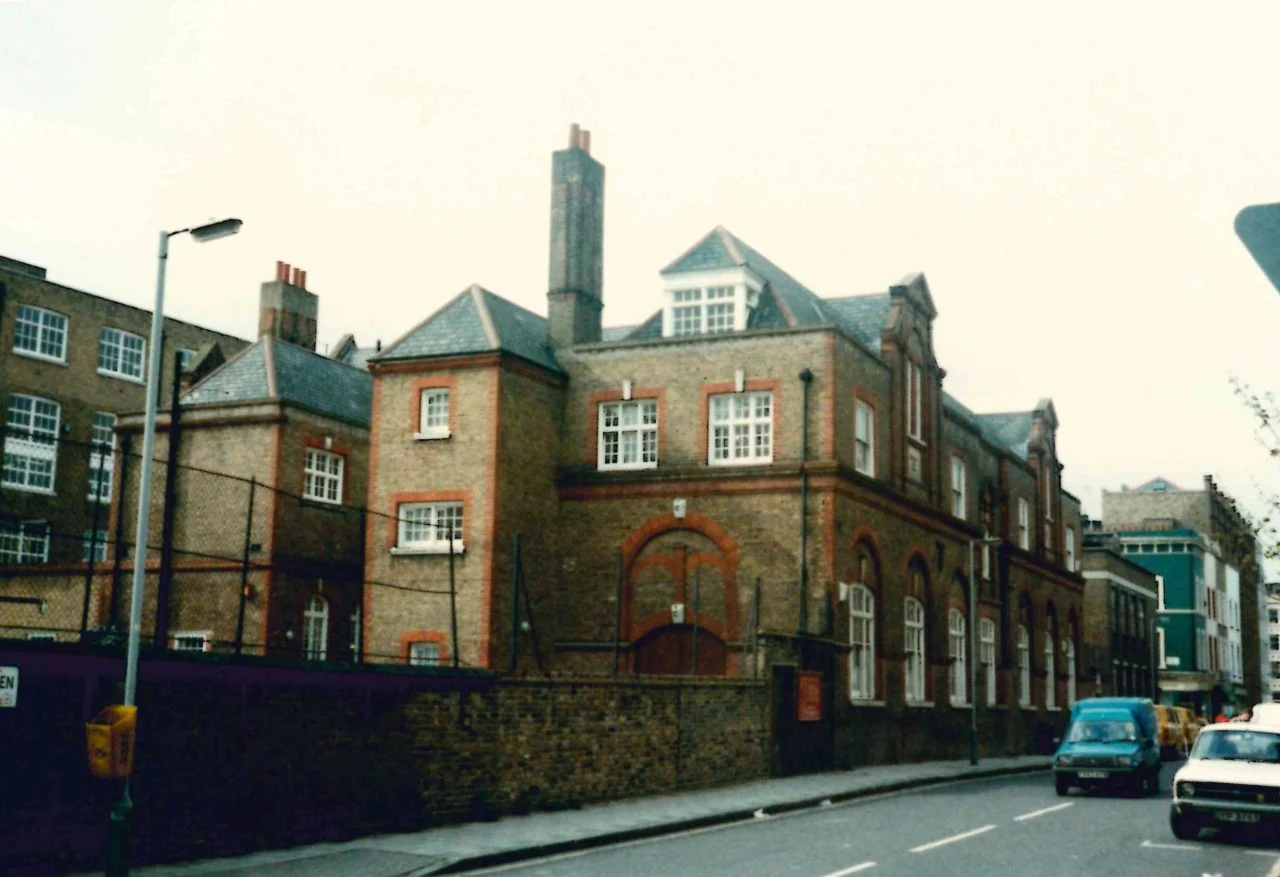 Esterno della scuola vittoriana di Bowling Green Lane a Londra, sede dello studio di Zaha Hadid, nel 1988