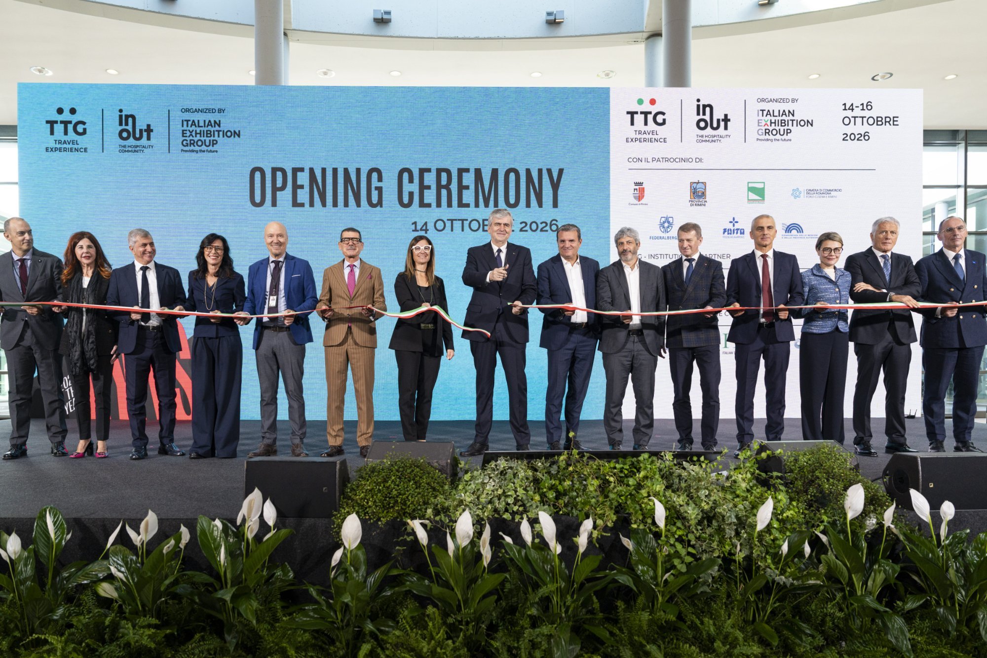 Il momento del taglio del nastro tricolore all'Opening Ceremony di TTG e InOut 2026 alla Fiera di Rimini