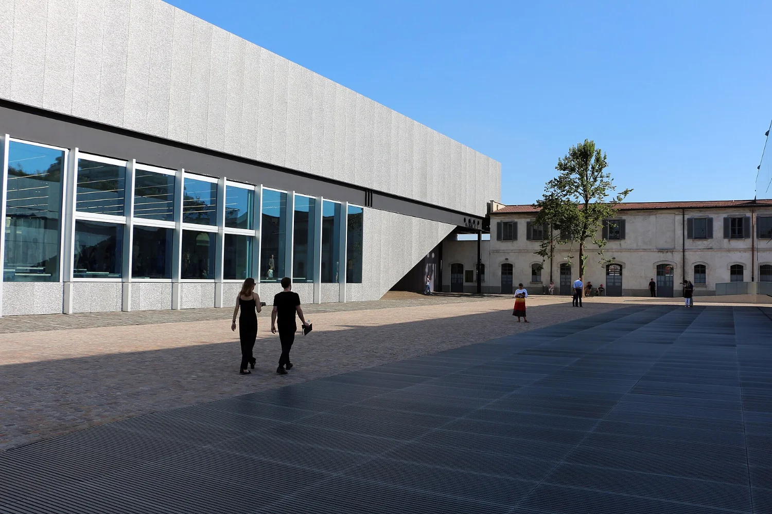 Il cortile della Fondazione Prada a Milano progettata da OMA