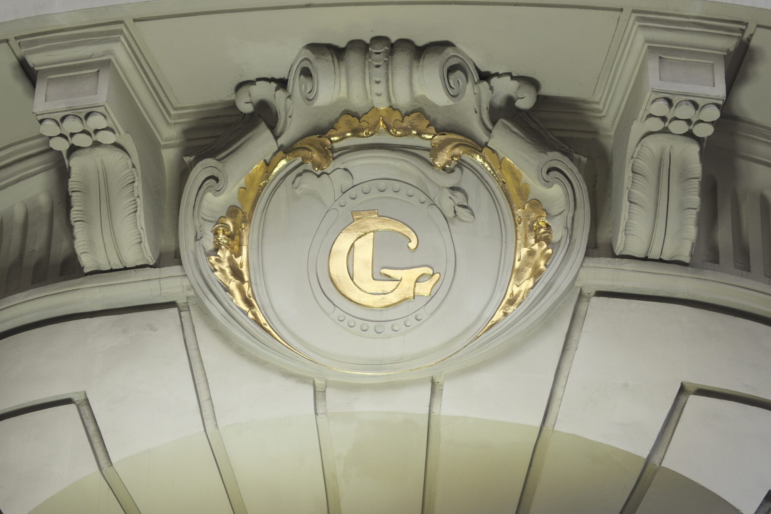 Monogramma dorato delle Galeries Lafayette su un medaglione decorativo della facciata