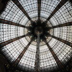 Cupola in vetro colorato e balconate Art Nouveau delle Galeries Lafayette Haussmann