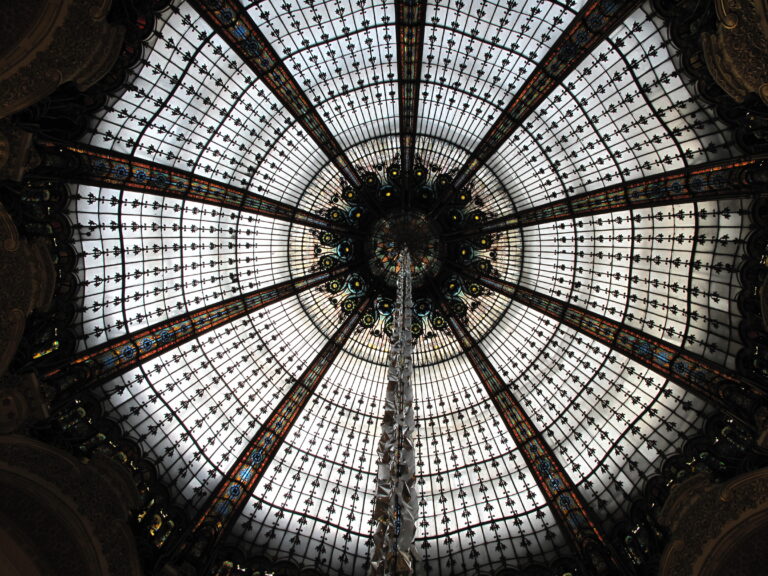 Cupola in vetro colorato e balconate Art Nouveau delle Galeries Lafayette Haussmann