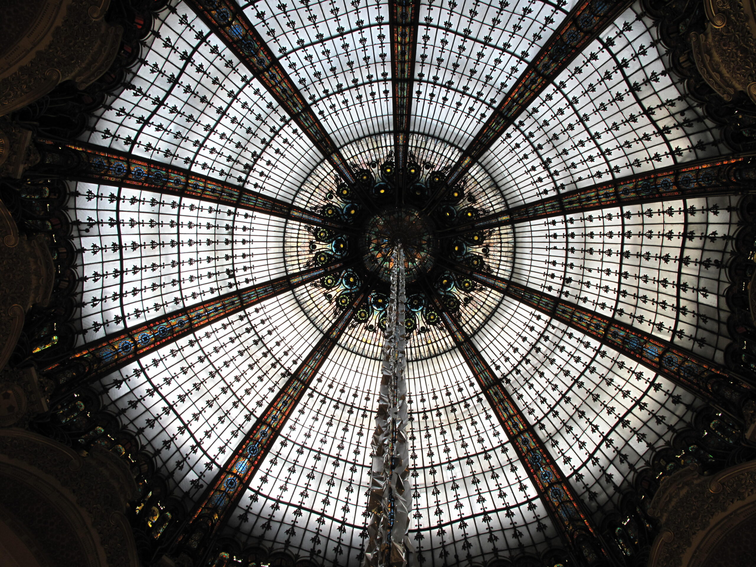 Cupola in vetro colorato e balconate Art Nouveau delle Galeries Lafayette Haussmann