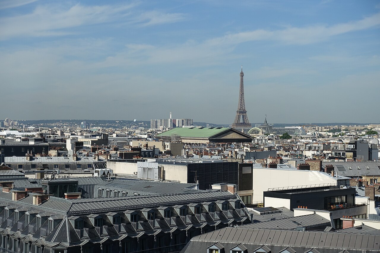 Tetti di Parigi e Torre Eiffel dalla terrazza delle Galeries Lafayette, nel 2017