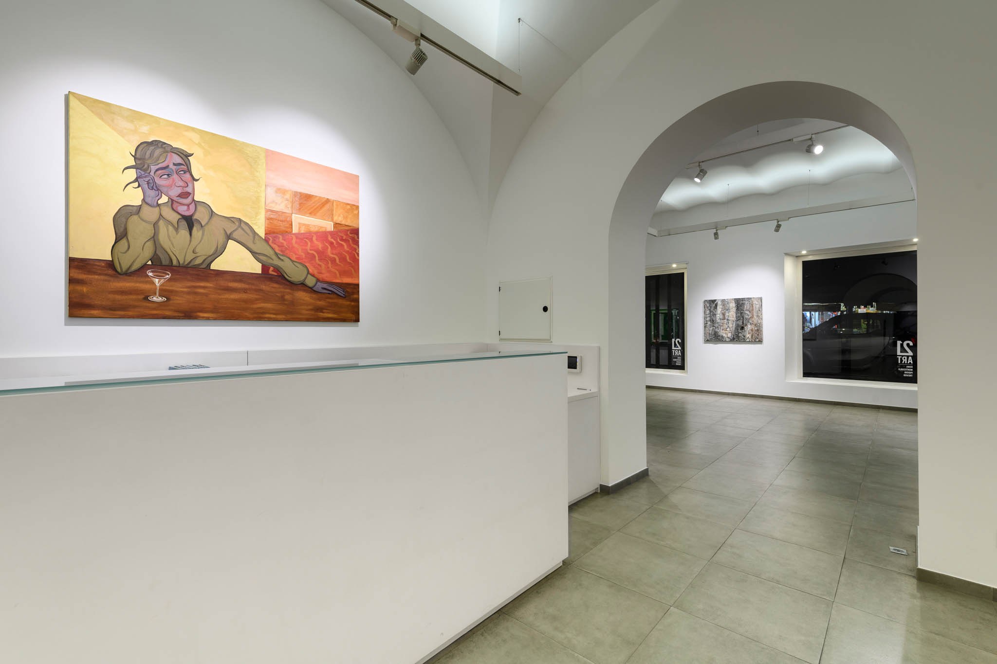 Bancone di accoglienza e sale della galleria 21ART a Roma