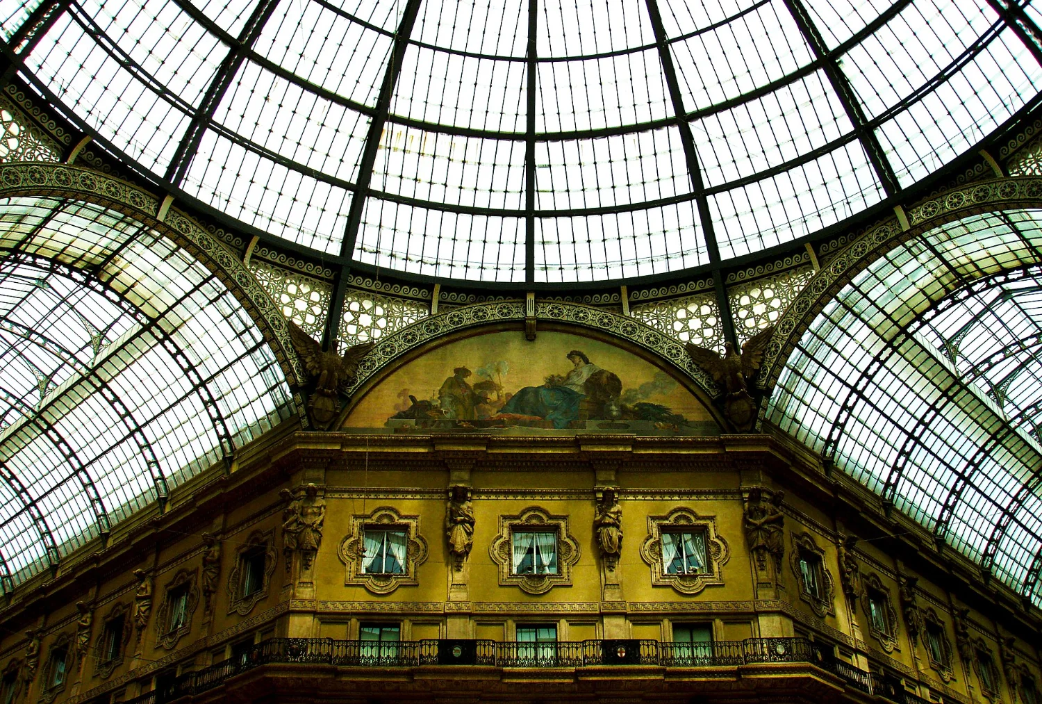 La cupola in vetro e ferro della Galleria Vittorio Emanuele II a Milano
