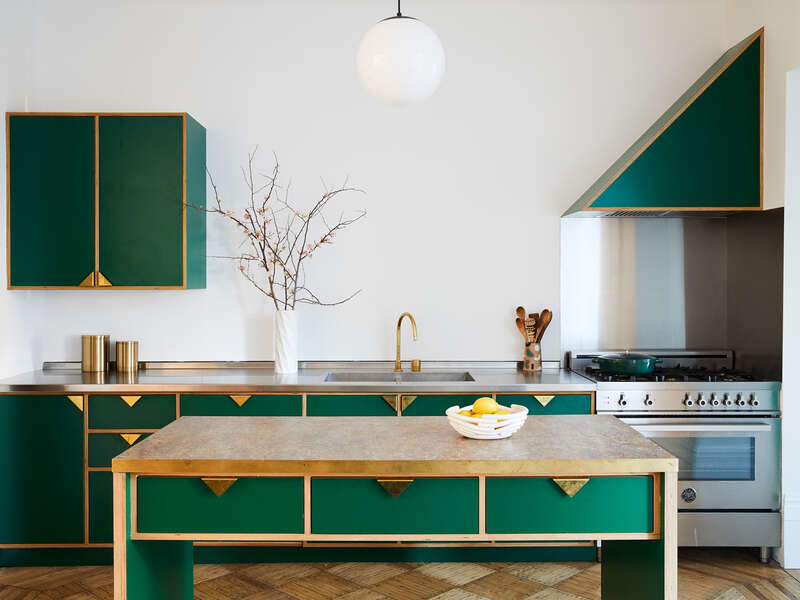 Cucina verde e dettagli in ottone di GRT Architects