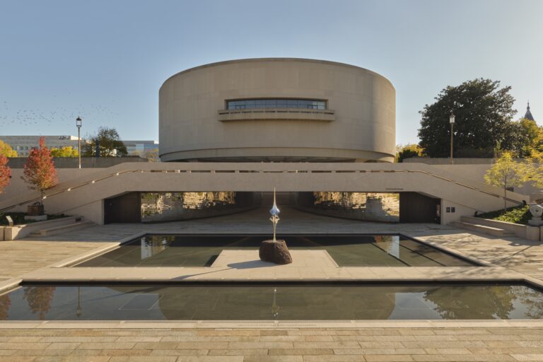 Il rinnovato Hirshhorn Sculpture Garden a Washington, con il Passage of Reflectance, il bacino e le gallerie all'aperto