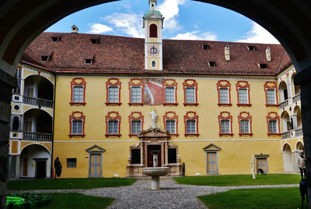 Il cortile della Hofburg di Bressanone con le logge rinascimentali